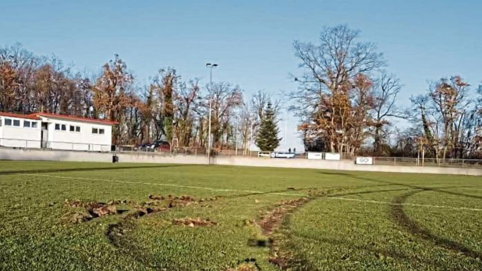 In der Nacht von Montag auf Dienstag wurde zwischen 20.30 Uhr und 8 Uhr morgens die beiden Rasenplätze des TSV Nussdorf mit einem Kraftfahrzeug mutwillig und mit voller Absicht stark beschädigt und vorerst unbespielbar gemacht. „Wir sind voller Wut, Unverständnis und Enttäuschung. Wir als Verein betreiben, nicht wie viele andere Vereine, die Sportstätte in Eigenverantwortung und sind selbst für die Pflege und Instandhaltung der Plätze inklusive der Kosten zuständig. Was in zahlreichen ehrenamtlichen Stunden gepflegt und gehegt wird, wurde innerhalb Sekunden zerstört. Ein Trainingsbetrieb ist nur noch sehr eingeschränkt möglich“, schreibt der TSV Nussdorf. Die Tat wurde bei der Polizei zur Anzeige gebracht. Hinweise dürfen bei der Polizei gemeldet werden. Es wird auf den zielführenden Hinweis eine Belohnung in Höhe von 500 Euro ausgesetzt, teilt der Verein abschließend mit. Foto: p In der Nacht von Montag auf Dienstag wurde zwischen 20.30 Uhr und 8 Uhr morgens die beiden Rasenplätze des TSV Nussdorf mit einem Kraftfahrzeug mutwillig und mit voller Absicht stark beschädigt und vorerst unbespielbar gemacht. „Wir sind voller Wut, Unverständnis und Enttäuschung. Wir als Verein betreiben, nicht wie viele andere Vereine, die Sportstätte in Eigenverantwortung und sind selbst für die Pflege und Instandhaltung der Plätze inklusive der Kosten zuständig. Was in zahlreichen ehrenamtlichen Stunden gepflegt und gehegt wird, wurde innerhalb Sekunden zerstört. Ein Trainingsbetrieb ist nur noch sehr eingeschränkt möglich“, schreibt der TSV Nussdorf. Die Tat wurde bei der Polizei zur Anzeige gebracht. Hinweise dürfen bei der Polizei gemeldet werden. Es wird auf den zielführenden Hinweis eine Belohnung in Höhe von 500 Euro ausgesetzt, teilt der Verein abschließend mit. Foto: p