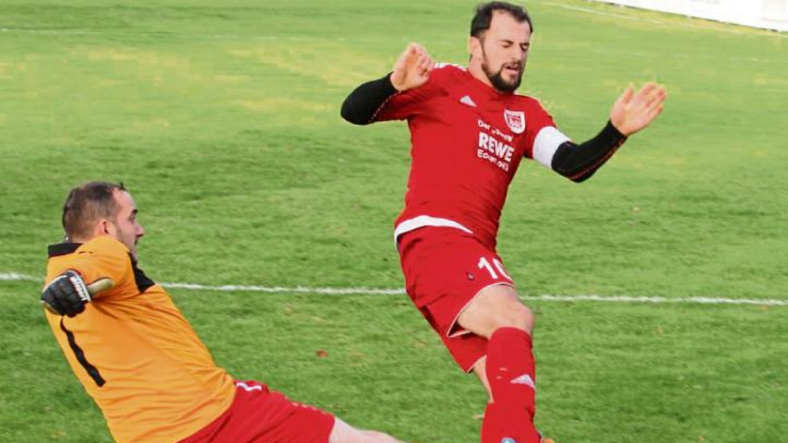 Qendrim Emini (rechts) ist der unumstrittene Chef in der Offensive des VfB Vaihingen – nicht nur, weil er die Kapitänsbinde trägt. Foto: Nachreiner