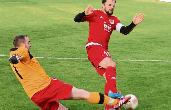 Qendrim Emini (rechts) ist der unumstrittene Chef in der Offensive des VfB Vaihingen – nicht nur, weil er die Kapitänsbinde trägt. Foto: Nachreiner