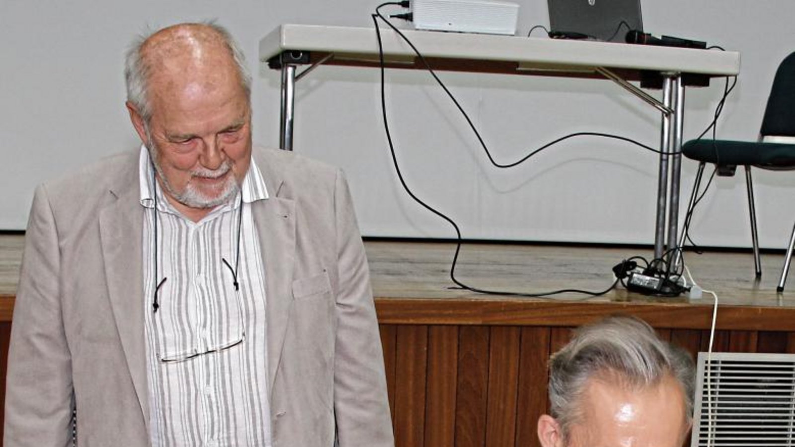 Thomas Fritsch trägt sich in das Goldene Buch der Gemeinde Illingen ein. Bürgermeister-Stellvertreter Klaus Kluge schaut zu. Foto: Bögel Thomas Fritsch trägt sich in das Goldene Buch der Gemeinde Illingen ein. Bürgermeister-Stellvertreter Klaus Kluge schaut zu. Foto: Bögel