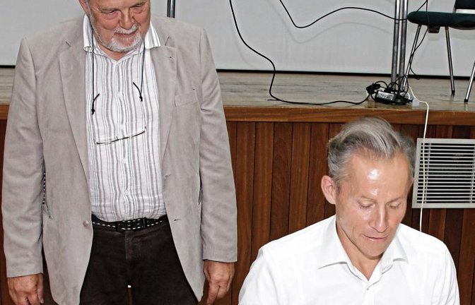 Thomas Fritsch trägt sich in das Goldene Buch der Gemeinde Illingen ein. Bürgermeister-Stellvertreter Klaus Kluge schaut zu. Foto: Bögel