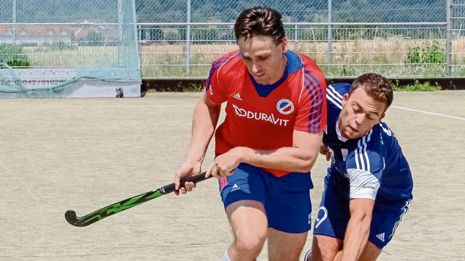 Manuel Max (rechts) hat gegen den Mannheimer Michael Tichy zum letzten Mal für den Club an der Enz um den Ball gekämpft. Foto: Simecek