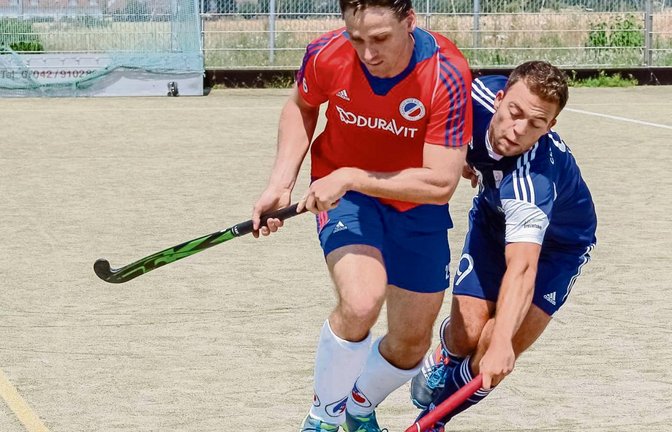 Manuel Max (rechts) hat gegen den Mannheimer Michael Tichy zum letzten Mal für den Club an der Enz um den Ball gekämpft. Foto: Simecek