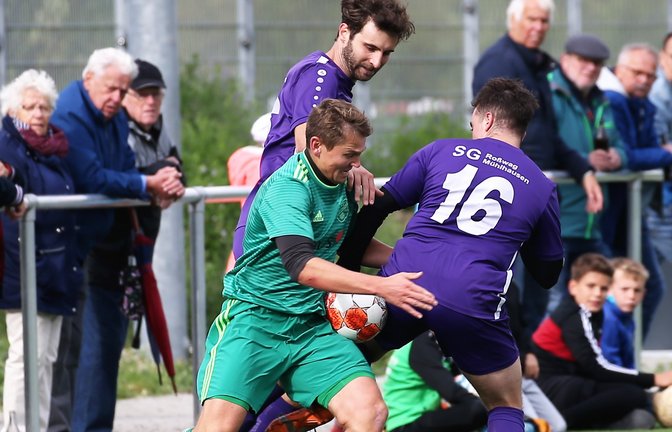 Bauch, Beine, Po: Iptingens Steffen Weeber und seine Kontrahenten Manuel Dreibach und Luca-Ernesto Capparelli (von links) nutzen beim Kick auf dem Zwergberg alle möglichen Körperteile außer den Füßen, um den Ball unter Kontrolle zu bringen. <span class='image-autor'>Foto: Küppers</span>