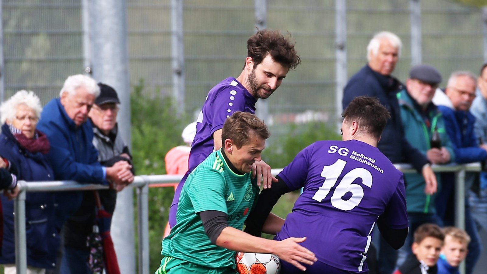 Bauch, Beine, Po: Iptingens Steffen Weeber und seine Kontrahenten Manuel Dreibach und Luca-Ernesto Capparelli (von links) nutzen beim Kick auf dem Zwergberg alle möglichen Körperteile außer den Füßen, um den Ball unter Kontrolle zu bringen. Foto: Küppers