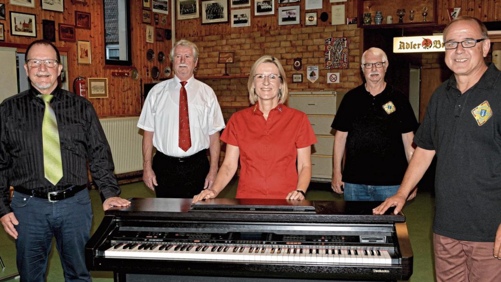 Reinhold Rudolf (von links ), Jürgen Schwirtz, Petra Klisa, Eberhard Gille und Uwe Bolz haben mit ihren Vereinen eine Chorgemeinschaft ins Leben gerufen. Foto: Stahlfeld Reinhold Rudolf (von links ), Jürgen Schwirtz, Petra Klisa, Eberhard Gille und Uwe Bolz haben mit ihren Vereinen eine Chorgemeinschaft ins Leben gerufen. Foto: Stahlfeld