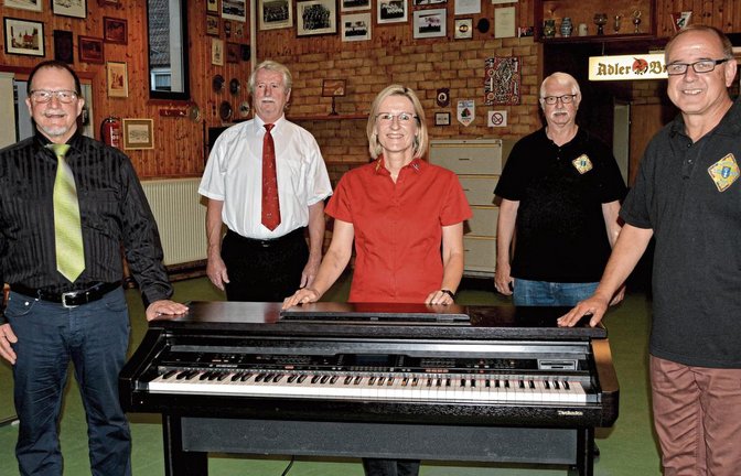 Reinhold Rudolf (von links ), Jürgen Schwirtz, Petra Klisa, Eberhard Gille und Uwe Bolz haben mit ihren Vereinen eine Chorgemeinschaft ins Leben gerufen.  Foto: Stahlfeld