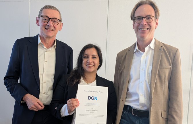 Professor Dr. Stefan Isenmann, Mitglied von Leitliniengruppen der DGN, Dr. Love-Preet Kalra und Professor Dr. Christian Förch bei der Preisverleihung in Kassel. <span class='image-autor'>Foto: p</span>