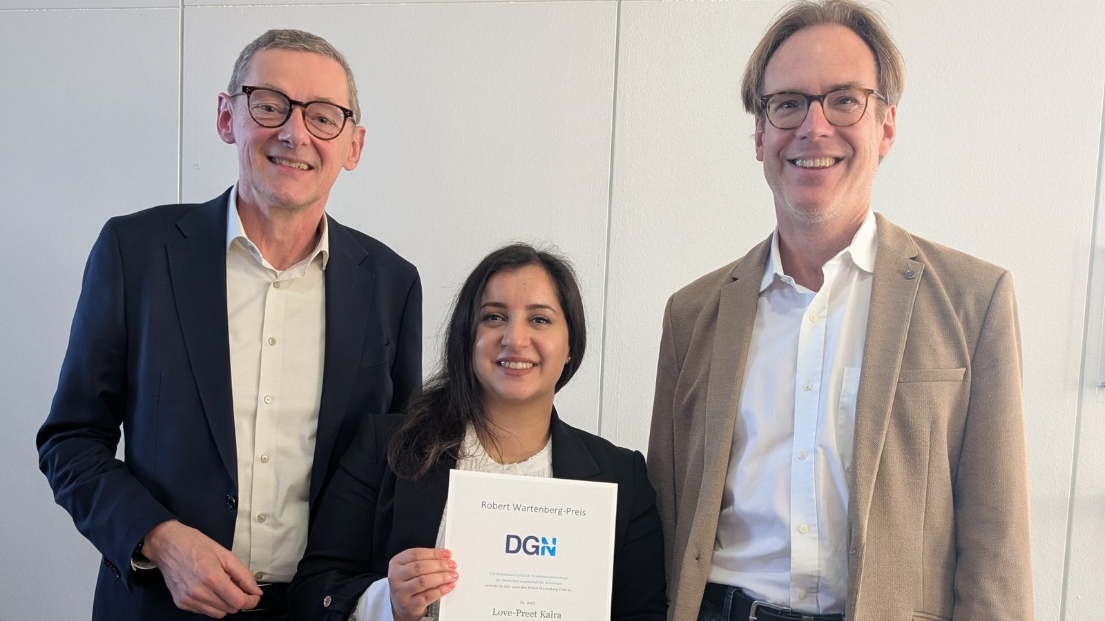 Professor Dr. Stefan Isenmann, Mitglied von Leitliniengruppen der DGN, Dr. Love-Preet Kalra und Professor Dr. Christian Förch bei der Preisverleihung in Kassel. Foto: p