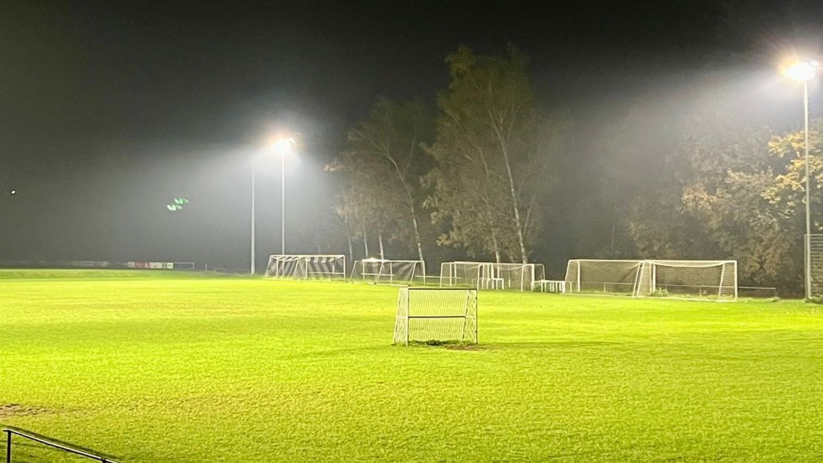 Die Ausleuchtung des Spielfelds ist besser, der Energiebedarf der Leuchten geringer.  Foto: p