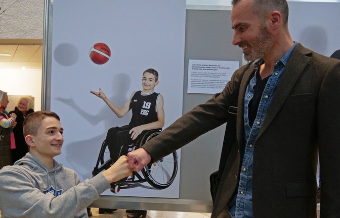 Fotograf trifft Model: Jannis Hohl (links) ist einer der vielen Ehrenamtlichen, die Fotograf Sebastian Seibel (rechts) vor seiner Kamera hatte.      <span class='image-autor'>Foto: sf</span>