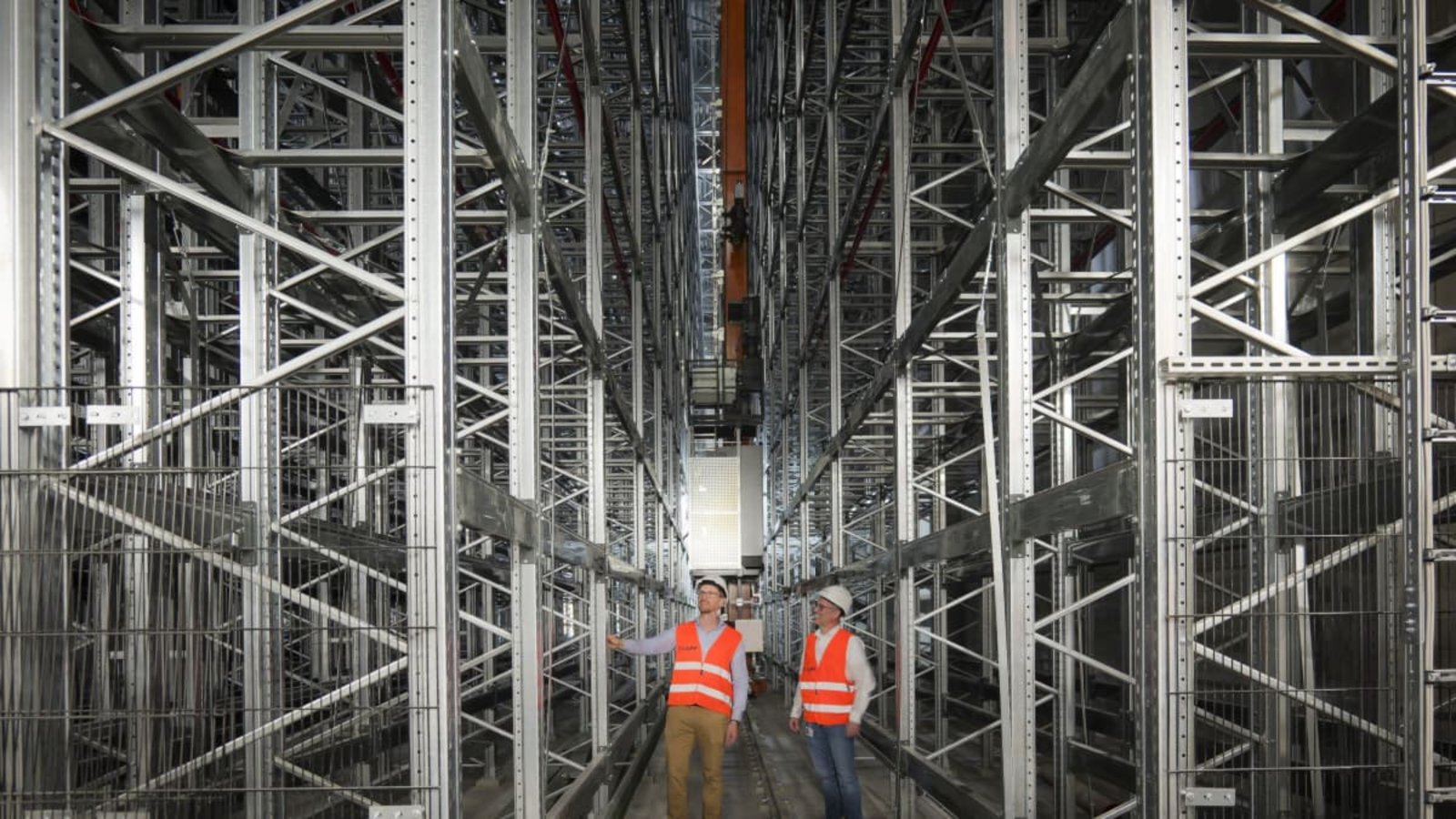Die Stuttgarter Lapp-Gruppe baut ihr Logistikzentrum in Ludwigsburg zur Drehscheibe für Europa aus: Ein Blick hinter die Kulissen mit Projektleiter Tobias Frank (links) und Betriebsleiter Benjamin Beuttner – hier im automatisierten im Hochregallager.Simon Granville Die Stuttgarter Lapp-Gruppe baut ihr Logistikzentrum in Ludwigsburg zur Drehscheibe für Europa aus: Ein Blick hinter die Kulissen mit Projektleiter Tobias Frank (links) und Betriebsleiter Benjamin Beuttner – hier im automatisierten im Hochregallager.Simon Granville