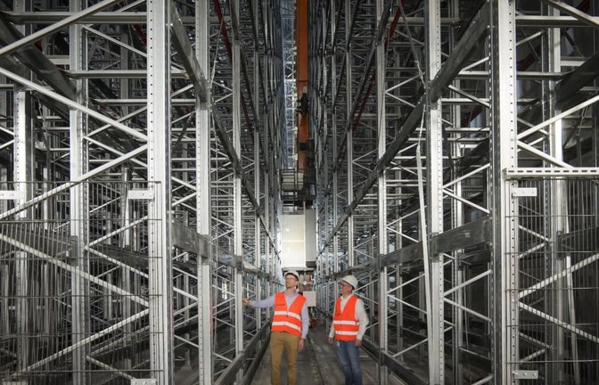 Die Stuttgarter Lapp-Gruppe baut ihr Logistikzentrum in Ludwigsburg zur Drehscheibe für Europa aus: Ein Blick hinter die Kulissen mit Projektleiter Tobias Frank (links) und Betriebsleiter Benjamin Beuttner – hier im automatisierten im Hochregallager.<span class='image-autor'>Simon Granville</span>