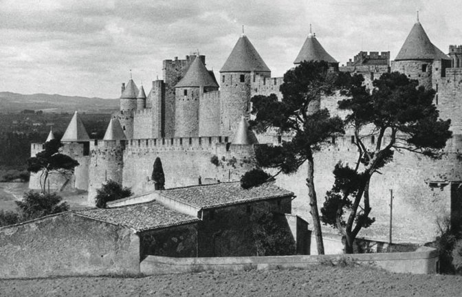 Die Cité von Carcassonne ist eine mittelalterliche, auf einem Hügel der Altstadt von Carcassonne in der Region Okzitanien im Süden Frankreichs gelegene Festungsstadt (Foto aus dem Jahr 1937).<span class='image-autor'>Imago/Heritage Images</span>