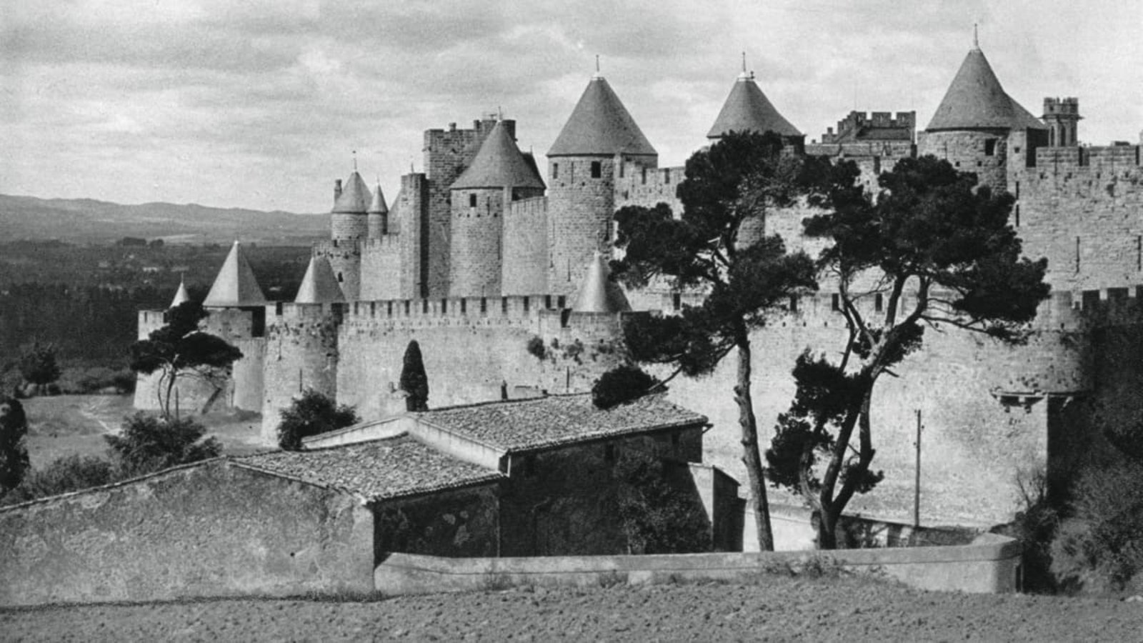Die Cité von Carcassonne ist eine mittelalterliche, auf einem Hügel der Altstadt von Carcassonne in der Region Okzitanien im Süden Frankreichs gelegene Festungsstadt (Foto aus dem Jahr 1937).Imago/Heritage Images Die Cité von Carcassonne ist eine mittelalterliche, auf einem Hügel der Altstadt von Carcassonne in der Region Okzitanien im Süden Frankreichs gelegene Festungsstadt (Foto aus dem Jahr 1937).Imago/Heritage Images