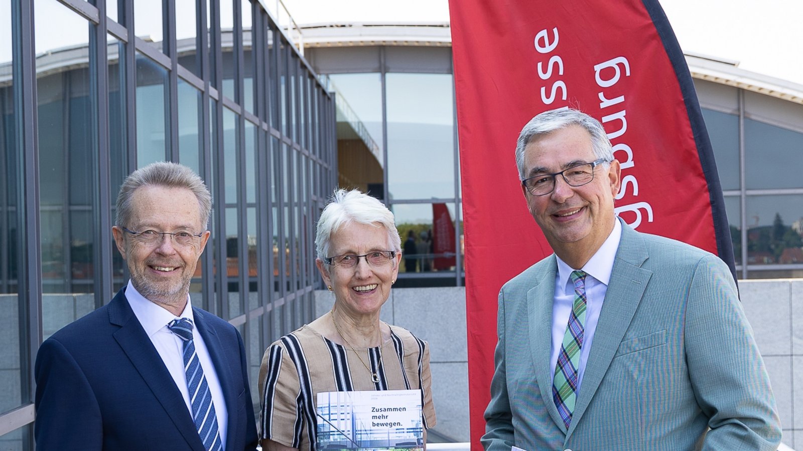 Gute Stimmung (von links): KSK-Vorstandsvorsitzender Dr. Heinz-Werner Schulte, Christa Holtzhausen (Vorsitzende des Kinderschutzbundes Orts- und Kreisverband Ludwigsburg) sowie Landrat und KSK-Stiftungs- und Verwaltungsratsvorsitzender Dietmar Allgaie. Foto: Ralph Geiger/KSK Gute Stimmung (von links): KSK-Vorstandsvorsitzender Dr. Heinz-Werner Schulte, Christa Holtzhausen (Vorsitzende des Kinderschutzbundes Orts- und Kreisverband Ludwigsburg) sowie Landrat und KSK-Stiftungs- und Verwaltungsratsvorsitzender Dietmar Allgaie. Foto: Ralph Geiger/KSK