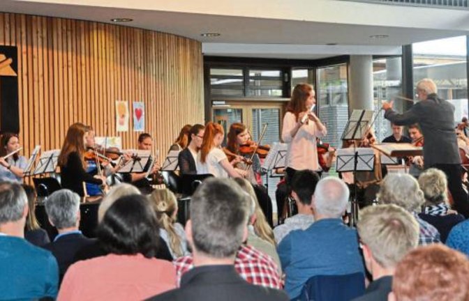 Soloflötistin Elea Klink und das Schulorchester des Lichtenstern-Gymnasiums unter Leitung von Musiklehrer Klaus Ulmer zeigten ihr Können.  Foto: Rissler