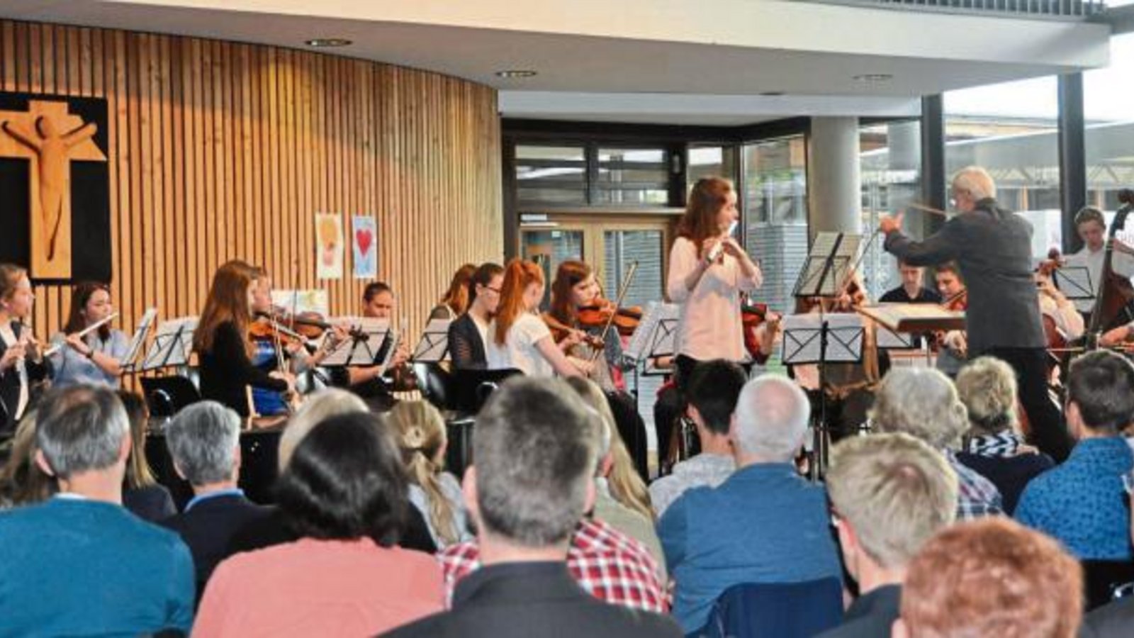 Soloflötistin Elea Klink und das Schulorchester des Lichtenstern-Gymnasiums unter Leitung von Musiklehrer Klaus Ulmer zeigten ihr Können.  Foto: Rissler
