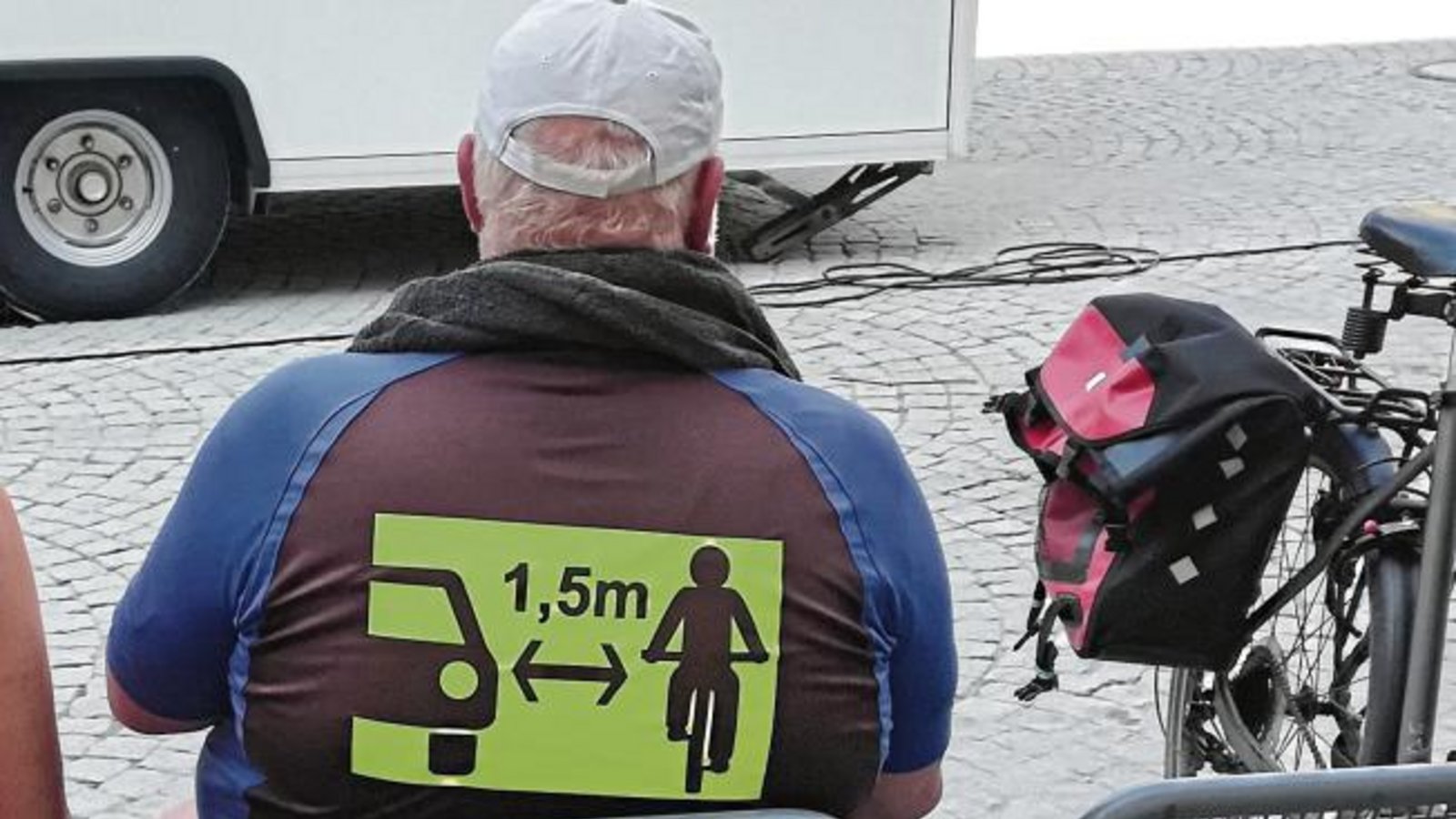 Abstand halten. Das gilt nicht nur wegen Corona, sondern auch beim Überholen von Radfahrern.  Foto: Arning