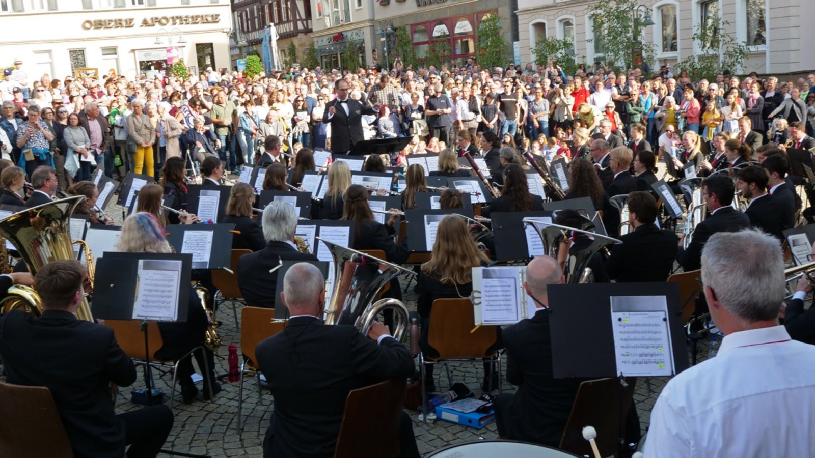 Weiß zu überzeugen: das Große Blasorchester mit Dirigent Sebastian Schwarz. Foto: Friedrich Weiß zu überzeugen: das Große Blasorchester mit Dirigent Sebastian Schwarz. Foto: Friedrich