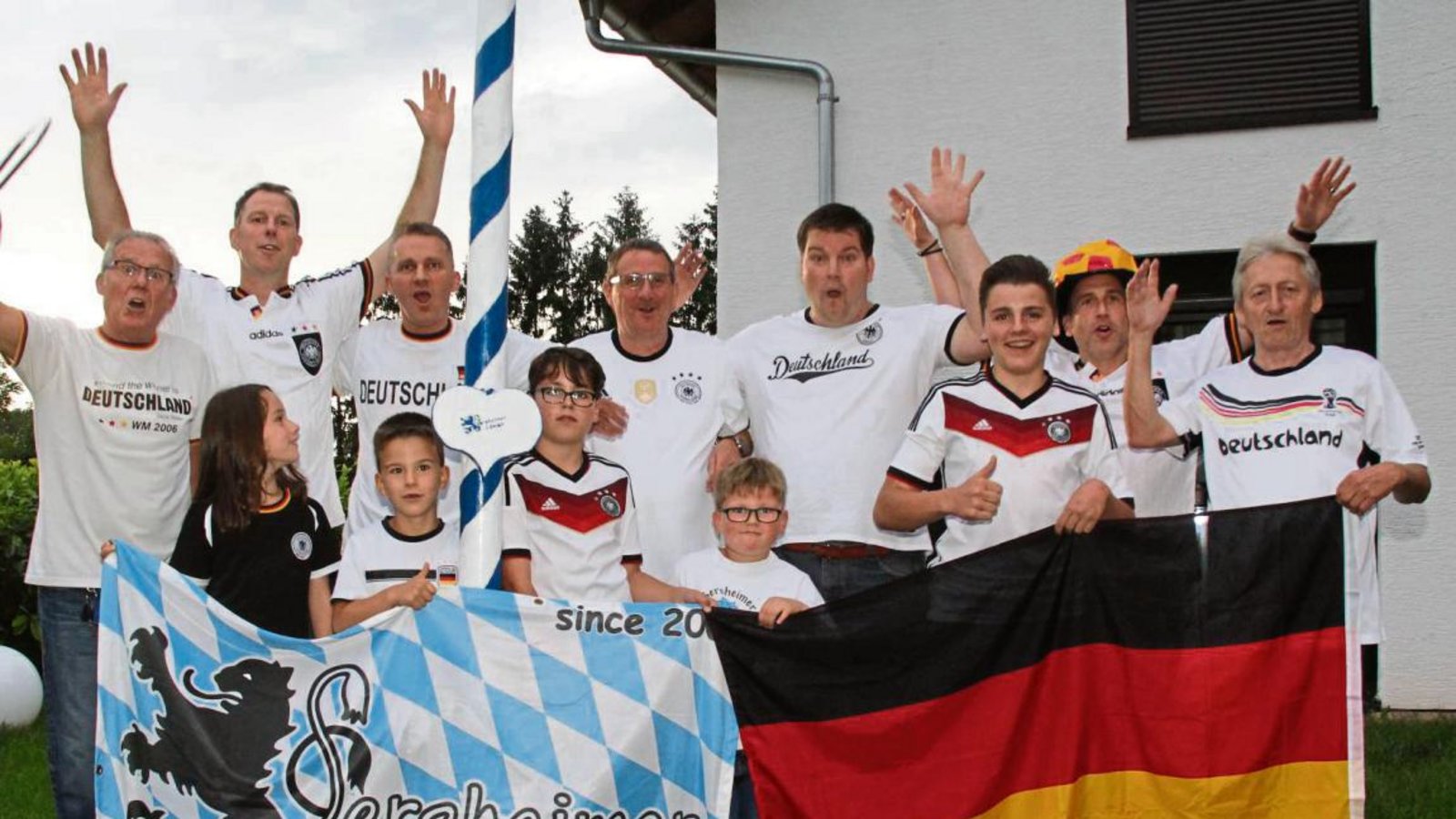 Gute Stimmung: Die Sersheimer Löwen und Junglöwen genießen in der bundesligafreien Zeit die Europameisterschaft. Fotos: Rostek Gute Stimmung: Die Sersheimer Löwen und Junglöwen genießen in der bundesligafreien Zeit die Europameisterschaft. Fotos: Rostek