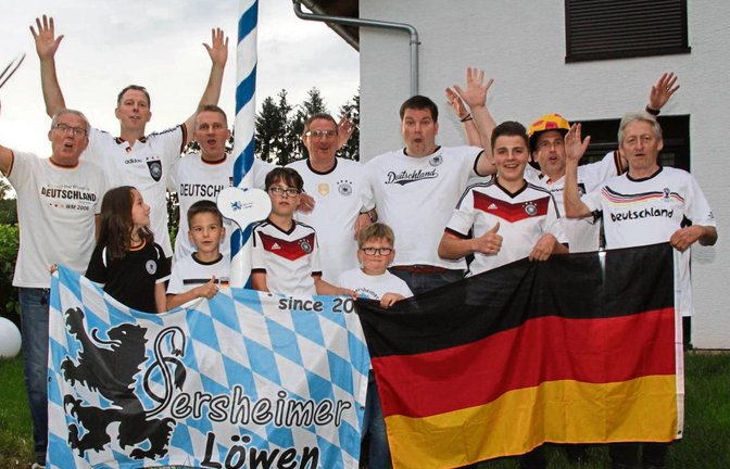 Gute Stimmung: Die Sersheimer Löwen und Junglöwen genießen in der bundesligafreien Zeit die Europameisterschaft.  Fotos: Rostek