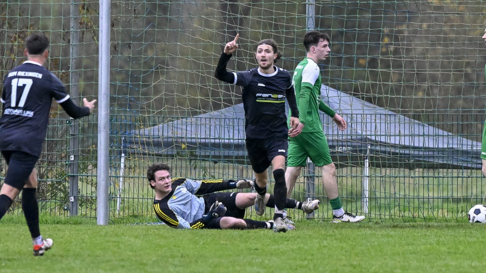 Lukas Fröschle (Mitte) freut sich über einen Treffer. Darf der Akteur der SGM Riexingen auch am Sonntag im Auswärtsspiel beim TSV Benningen jubeln? Foto: Leitner Lukas Fröschle (Mitte) freut sich über einen Treffer. Darf der Akteur der SGM Riexingen auch am Sonntag im Auswärtsspiel beim TSV Benningen jubeln? Foto: Leitner