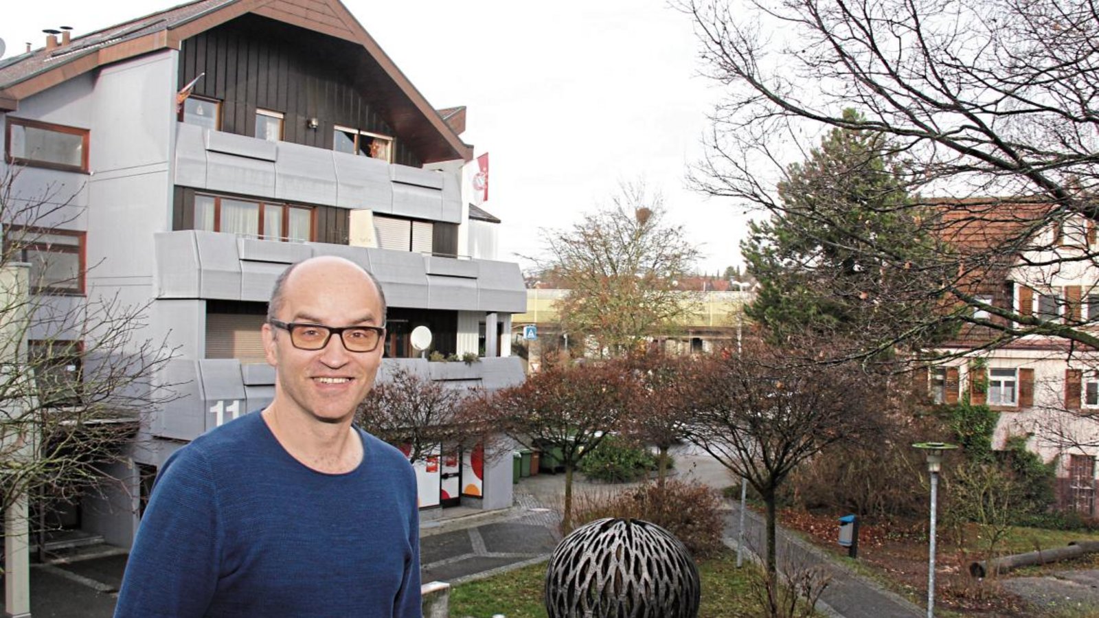 Harald Eiberger blickt von seinem Bürobalkon aus auf das Ade-Areal, für das derzeit Planungskonzepte gesammelt werden.  Fotos: Romanowski