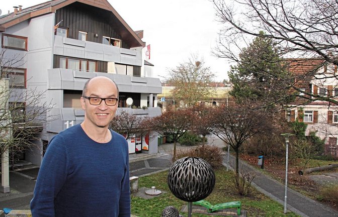 Harald Eiberger blickt von seinem Bürobalkon aus auf das Ade-Areal, für das derzeit Planungskonzepte gesammelt werden.  Fotos: Romanowski