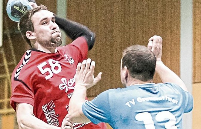 Steffen Kinzinger und die Handballer des HC Metter-Enz sind mit der körperbetonten Spielweise des TV Großbottwar II gut zurechtgekommen. Foto: Simecek