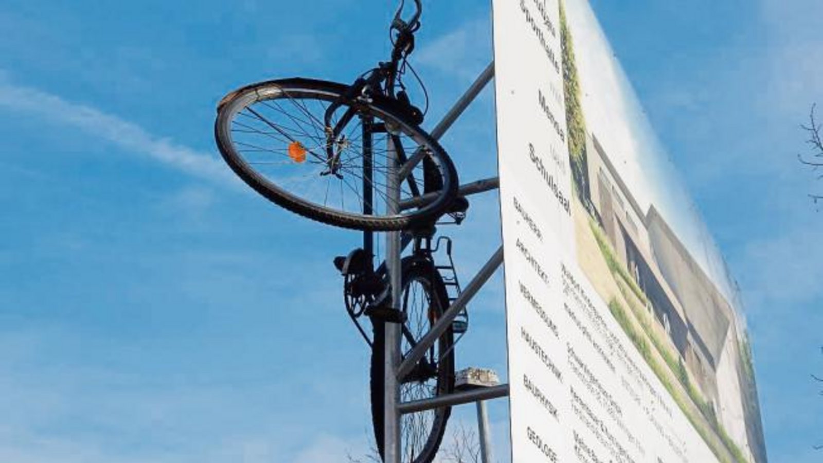 Zweifelhafter Scherz: Fahrrad in luftiger Höhe an der Bautafel der Halle bei der Vaihinger