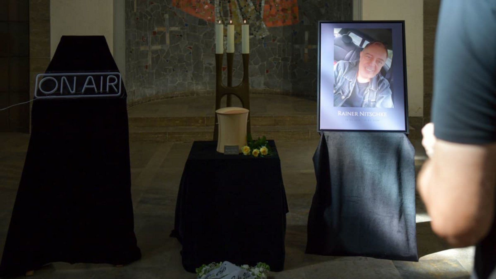Trauerfeier für den Radiomoderator Rainer Nitschke, der im Mai gestorben ist und jetzt in Stuttgart auf dem Waldfriedhof beigesetzt wurde.Lichtgut/Max Kovalenko Trauerfeier für den Radiomoderator Rainer Nitschke, der im Mai gestorben ist und jetzt in Stuttgart auf dem Waldfriedhof beigesetzt wurde.Lichtgut/Max Kovalenko