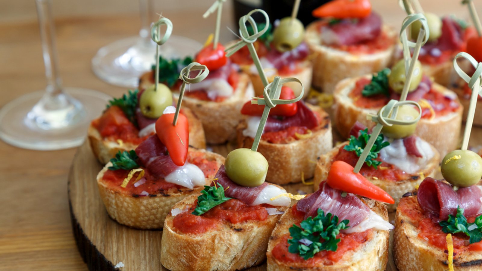 Ein Klassiker bei kleinen und großen Feiern: Canapés.Foto: Fortyforks / shutterstcok.com Ein Klassiker bei kleinen und großen Feiern: Canapés.Foto: Fortyforks / shutterstcok.com