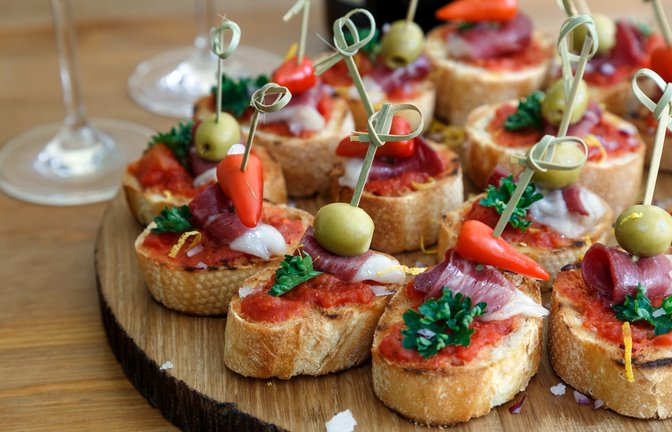 Ein Klassiker bei kleinen und großen Feiern: Canapés.<span class='image-autor'>Foto: Fortyforks / shutterstcok.com</span>