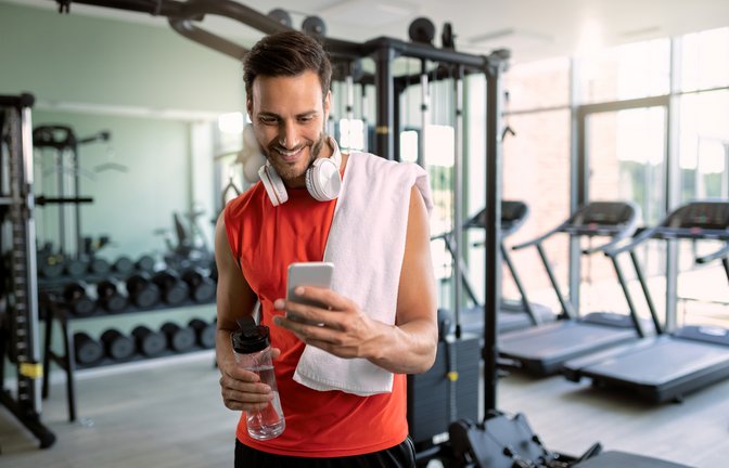 So verstauen Sie das Handy im Fitnessstudio.<span class='image-autor'>Foto: Drazen Zigic / shutterstock.com</span>