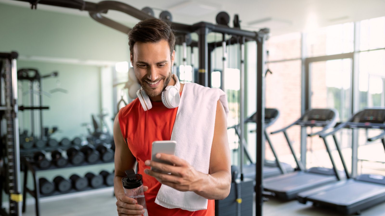 So verstauen Sie das Handy im Fitnessstudio.Foto: Drazen Zigic / shutterstock.com So verstauen Sie das Handy im Fitnessstudio.Foto: Drazen Zigic / shutterstock.com