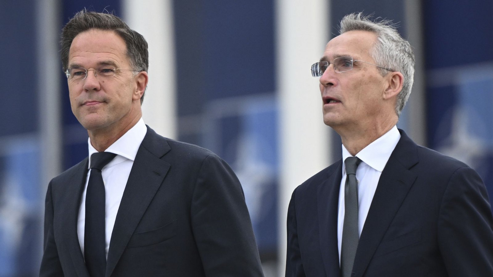 Der scheidende NATO-Generalsekretär Jens Stoltenberg (r) steht neben dem neuen NATO-Generalsekretär Mark Rutte bei der Amtsübergabe im NATO-Hauptquartier.Foto: Harry Nakos/AP/dpa/Harry Nakos