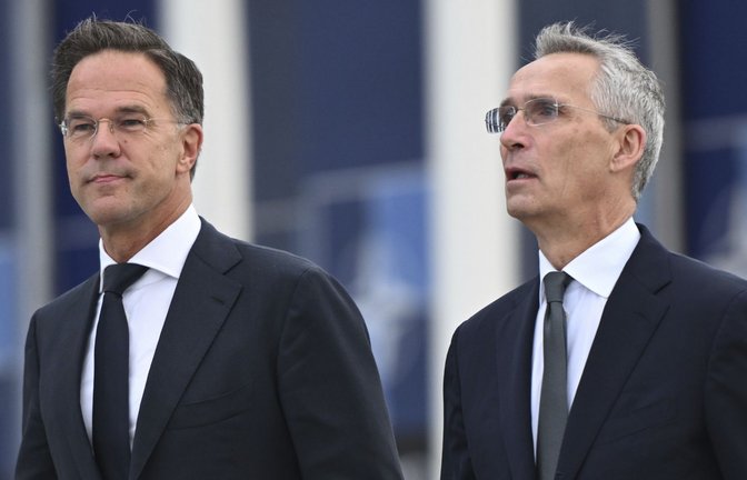 Der scheidende NATO-Generalsekretär Jens Stoltenberg (r) steht neben dem neuen NATO-Generalsekretär Mark Rutte bei der Amtsübergabe im NATO-Hauptquartier.<span class='image-autor'>Foto: Harry Nakos/AP/dpa/Harry Nakos</span>