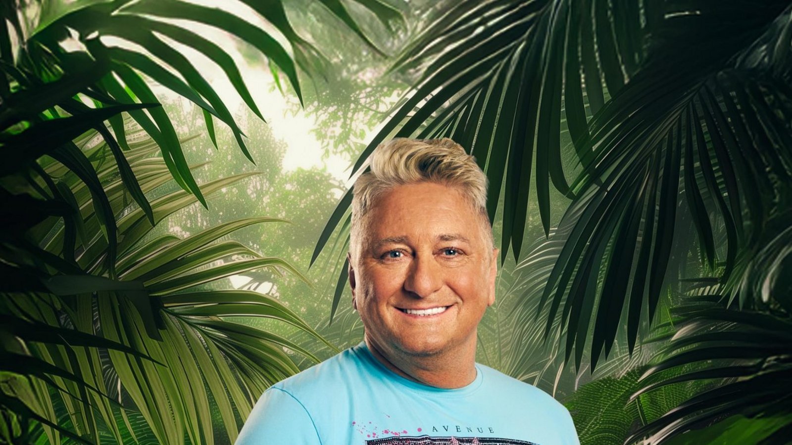 Hubert Fella kämpft im „Dschungelcamp“ von RTL um die Dschungelkrone.Foto: RTL / Hintergrund KI-generiert