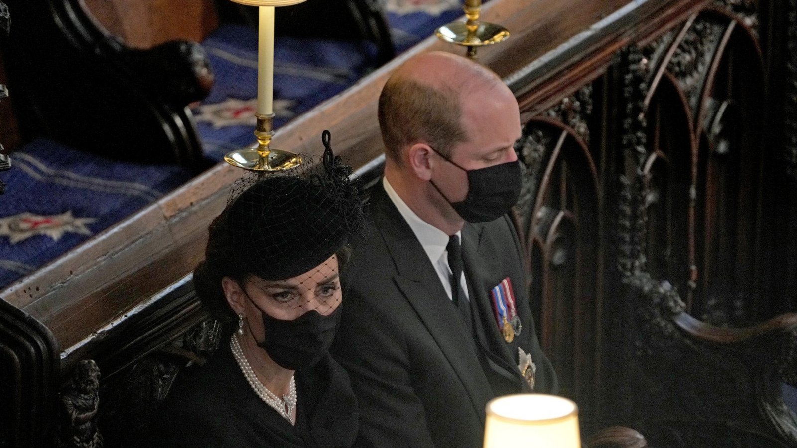 2021: Williams Großvater, Prinz Philip, stirbt im Alter von 99 Jahren. Katen und William nehmen an der Trauerfeier in der St.-Georgs-Kapelle auf Schloss Windsor teil.Foto: picture alliance/dpa/PA Wire | Yui Mok