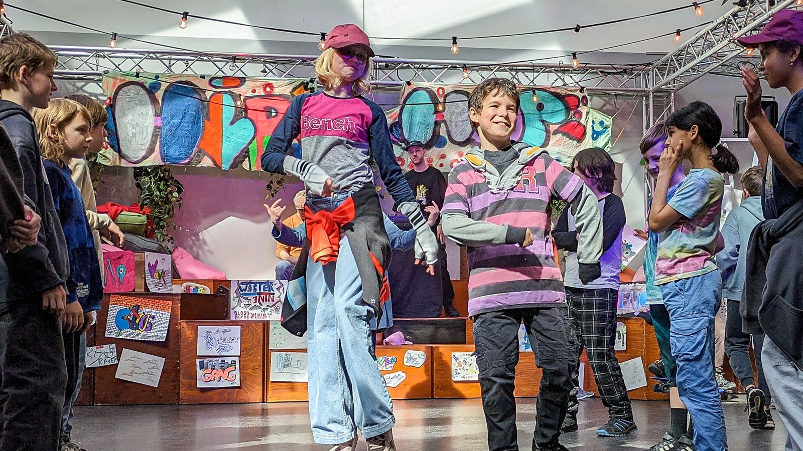 Selbstbewusst auf einer Bühne zu tanzen und zu rappen, auch das gehört zum Feriencamp. Der Heidelberger Hip-Hop zählt seit vergangenem Jahr zum immateriellen Kulturerbe der Bundesrepublik.Foto: Vanessa Leitschuh Selbstbewusst auf einer Bühne zu tanzen und zu rappen, auch das gehört zum Feriencamp. Der Heidelberger Hip-Hop zählt seit vergangenem Jahr zum immateriellen Kulturerbe der Bundesrepublik.Foto: Vanessa Leitschuh