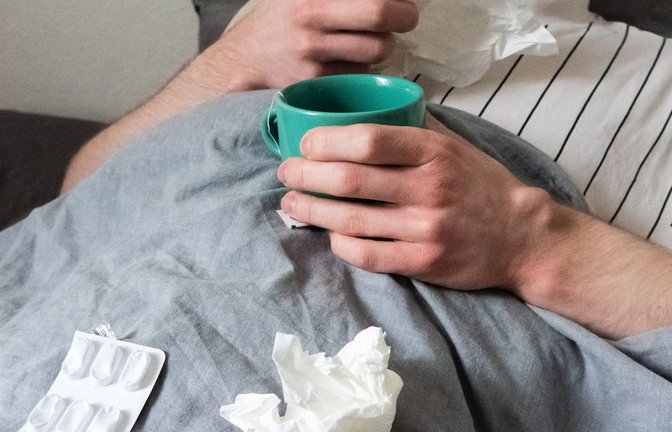 Krank im Bett statt bei der Arbeit: so geht es derzeit vielen Menschen in Baden-Württemberg.<span class='image-autor'>Foto: Philip Dulian/dpa</span>