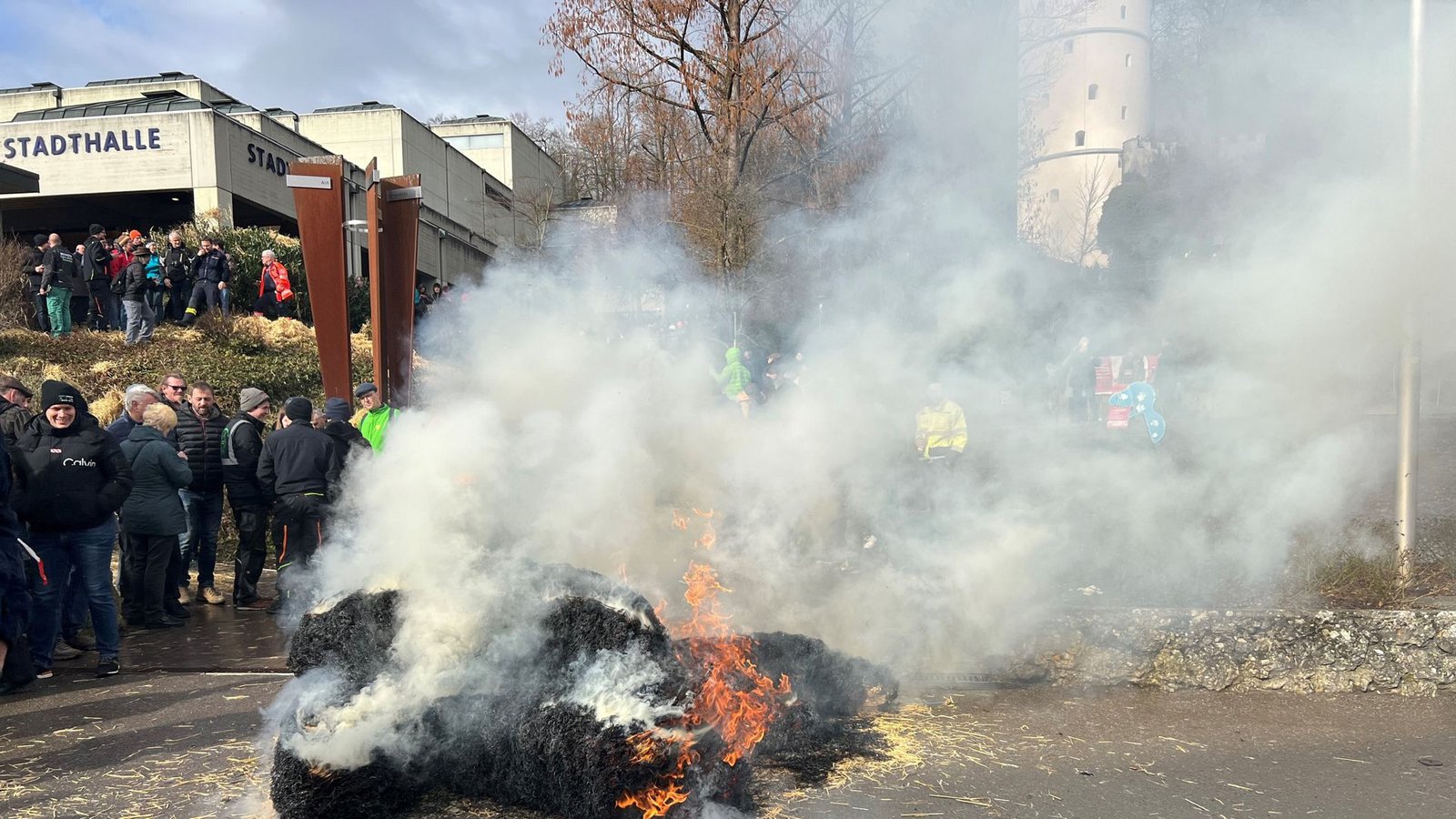 Bauern blockieren die Halle in Biberach und, wo die Grünen ihren politischen Aschermittwoch abhalten wollen.Foto: Andy Reiner// Bauern blockieren die Halle in Biberach und, wo die Grünen ihren politischen Aschermittwoch abhalten wollen.Foto: Andy Reiner//