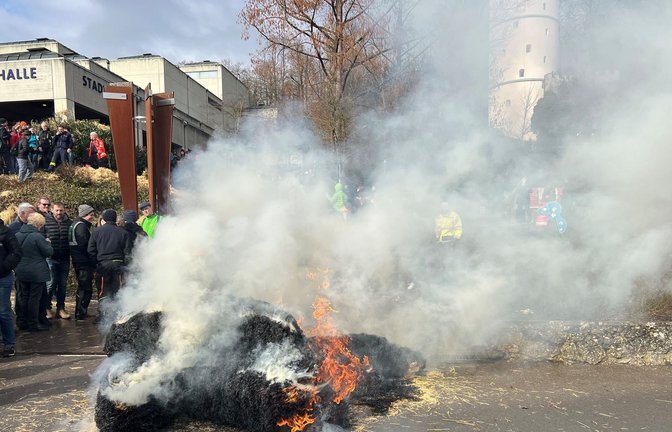 Bauern blockieren die Halle in Biberach und, wo die Grünen ihren politischen Aschermittwoch abhalten wollen.<span class='image-autor'>Foto: Andy Reiner//</span>