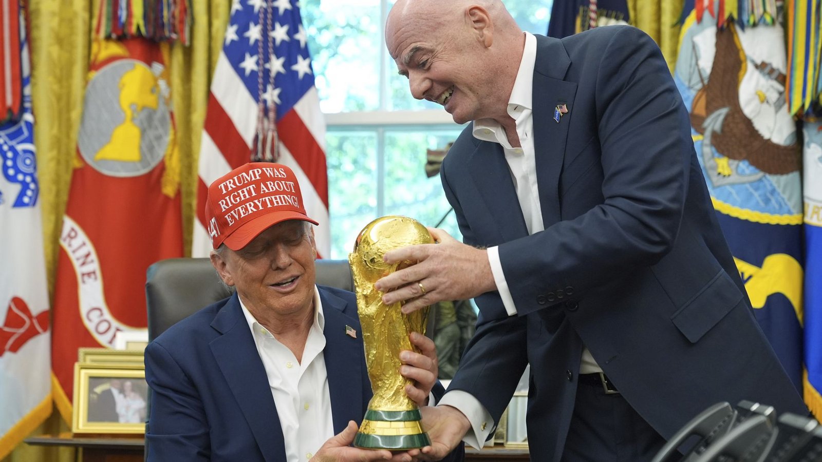 FIFA-Chef Gianni Infantino mit US-Präsident Donald Trump.Foto: Jacquelyn Martin/AP/dpa FIFA-Chef Gianni Infantino mit US-Präsident Donald Trump.Foto: Jacquelyn Martin/AP/dpa