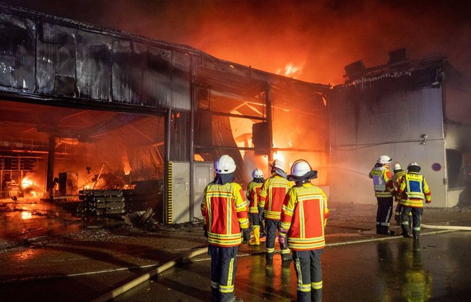 Die Einsatzkräfte konnten in Allmendingen zunächst nur wenig zur Bekämpfung des Feuers beitragen.<span class='image-autor'>Foto: 7aktuell.de/Alexander Hald</span>