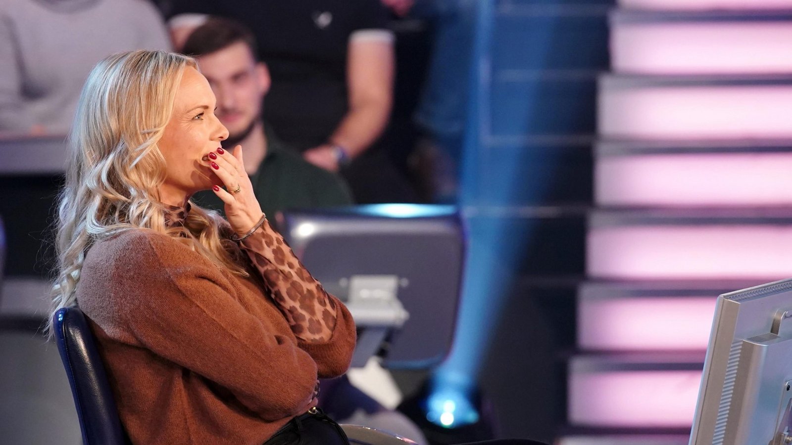 Verena Gargiulo zeigt sich fassungslos, als sie auf 500 Euro zurückfällt.Foto: RTL / Stefan Gregorowius