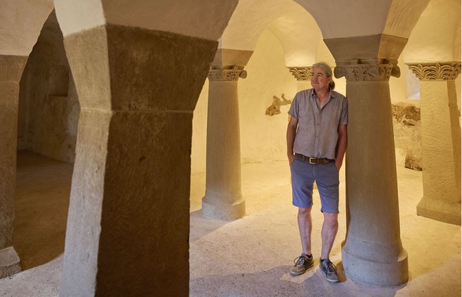 Hans-Jörg Wilhelm ist ein Kenner der Geschichte Unterregenbachs und führt auch durch die Krypta der ehemaligen Basilika.<span class='image-autor'>Foto: Gottfried Stoppel</span>