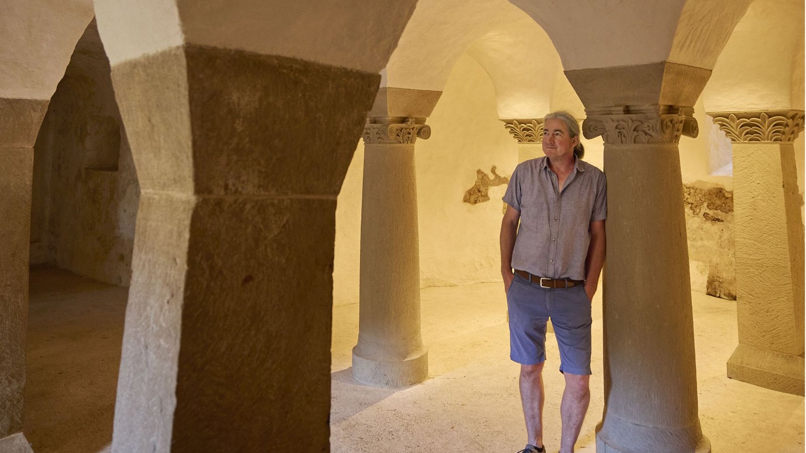 Hans-Jörg Wilhelm ist ein Kenner der Geschichte Unterregenbachs und führt auch durch die Krypta der ehemaligen Basilika.Foto: Gottfried Stoppel Hans-Jörg Wilhelm ist ein Kenner der Geschichte Unterregenbachs und führt auch durch die Krypta der ehemaligen Basilika.Foto: Gottfried Stoppel