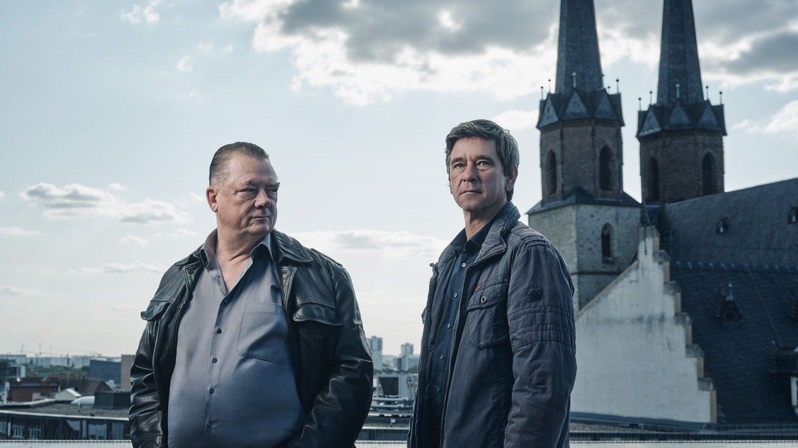 Das Ermittlerduo vor den Kirchtürmen von HalleFoto: MDR/Felix Abraham
